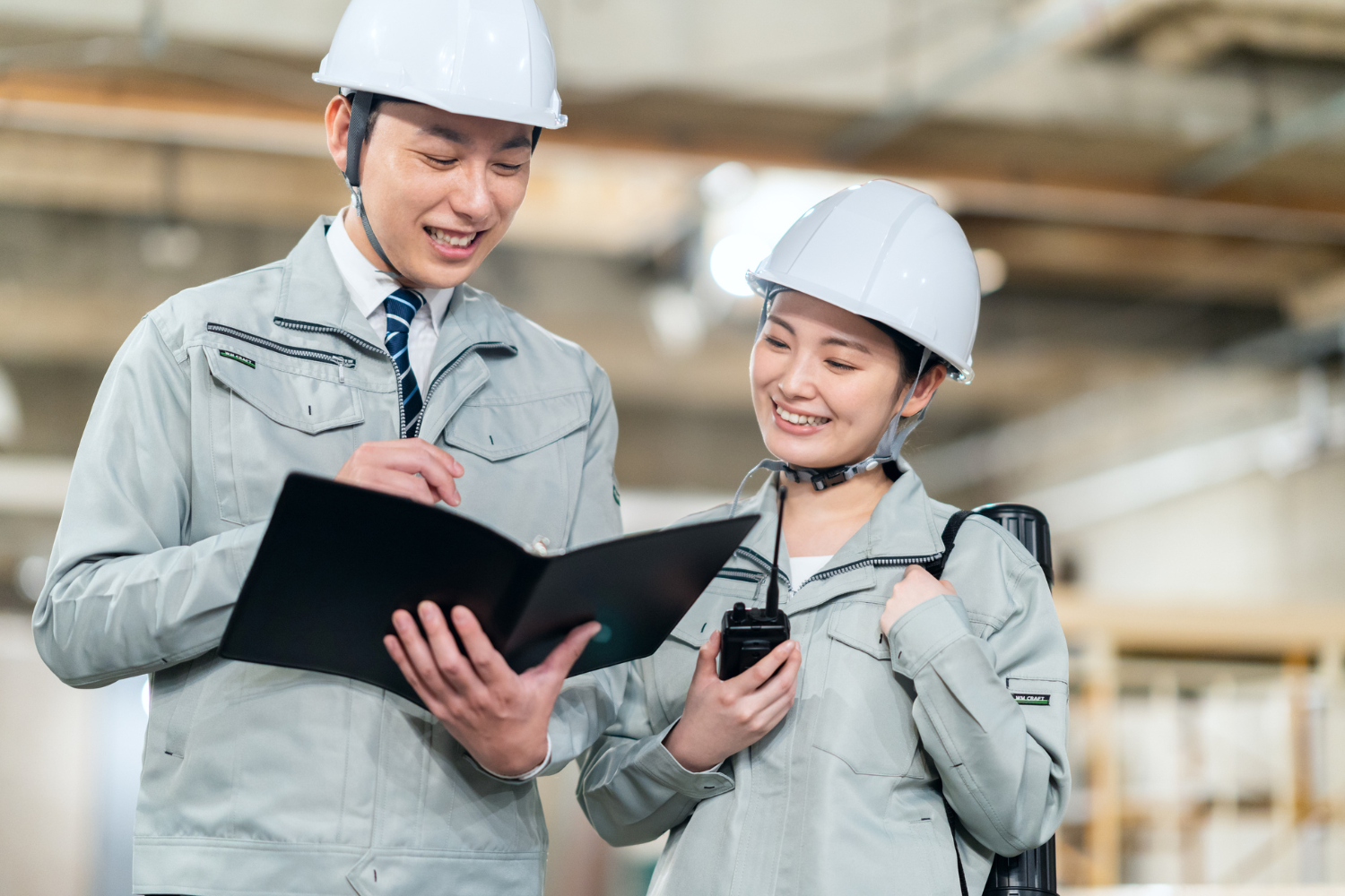 作業着の男性と女性