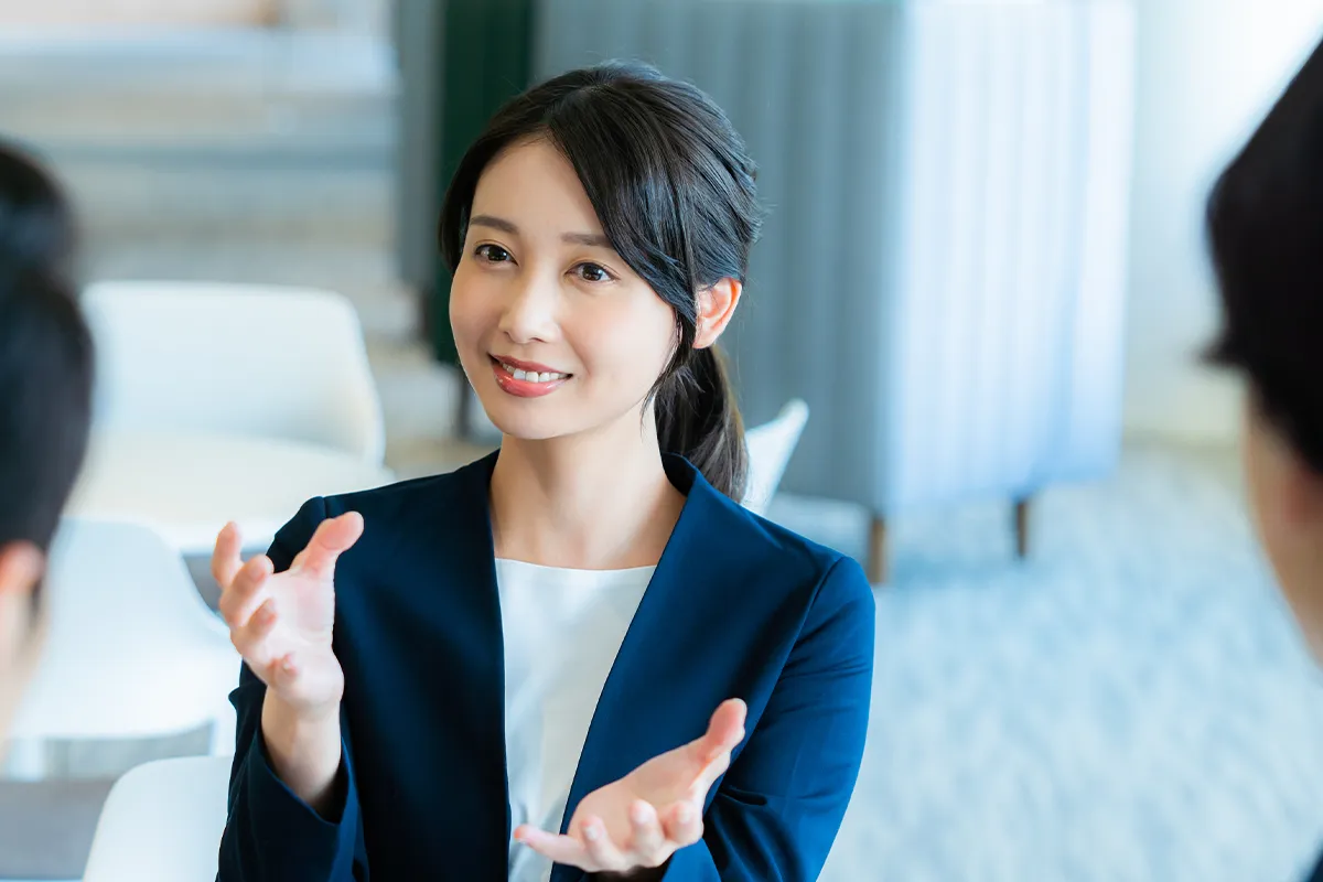 真剣に相談業務をするファイナンシャルプランナーの女性