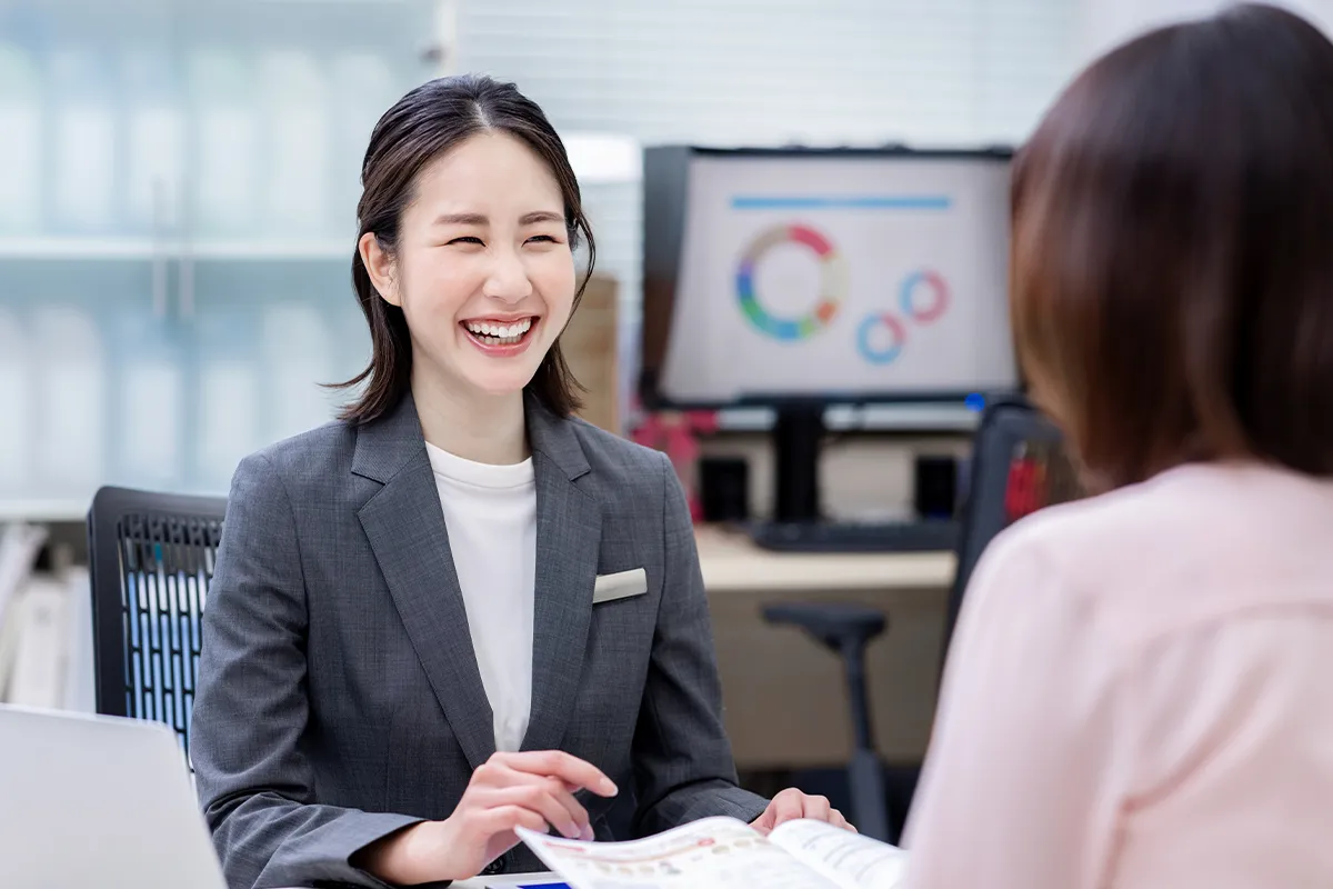 笑顔で相談業務をするファイナンシャルプランナーの女性