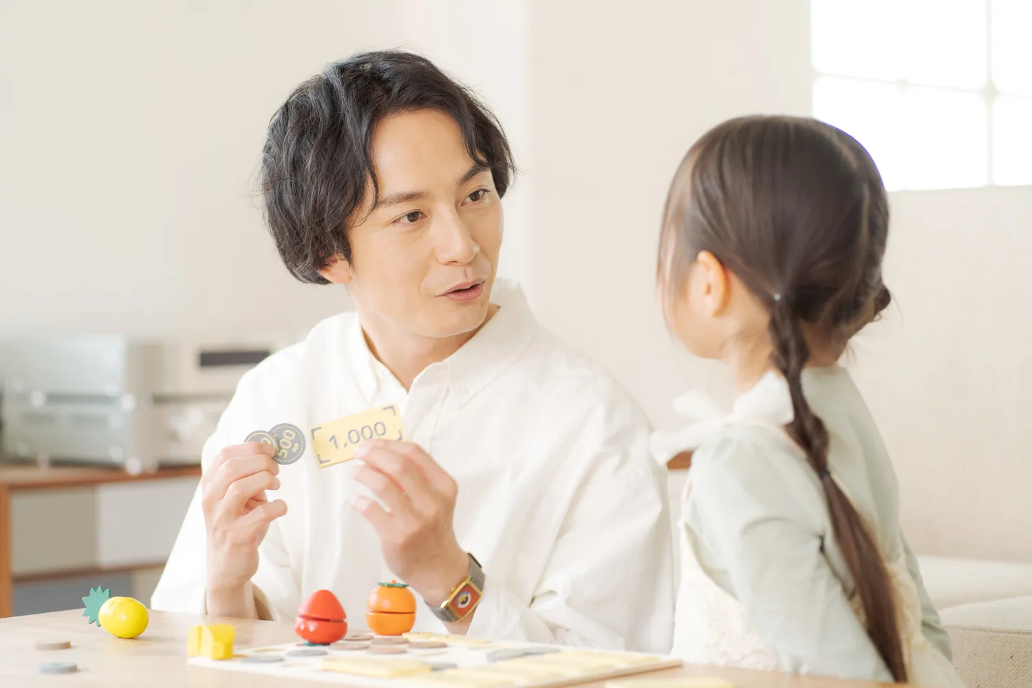 お金の勉強をする親子