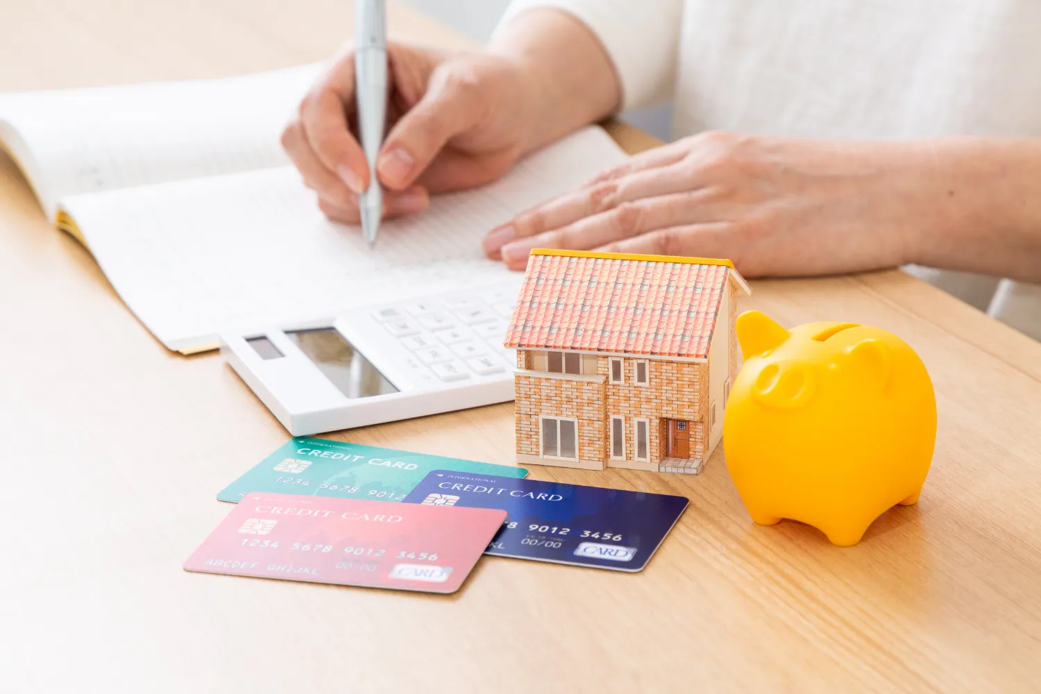 家計簿をつける女性