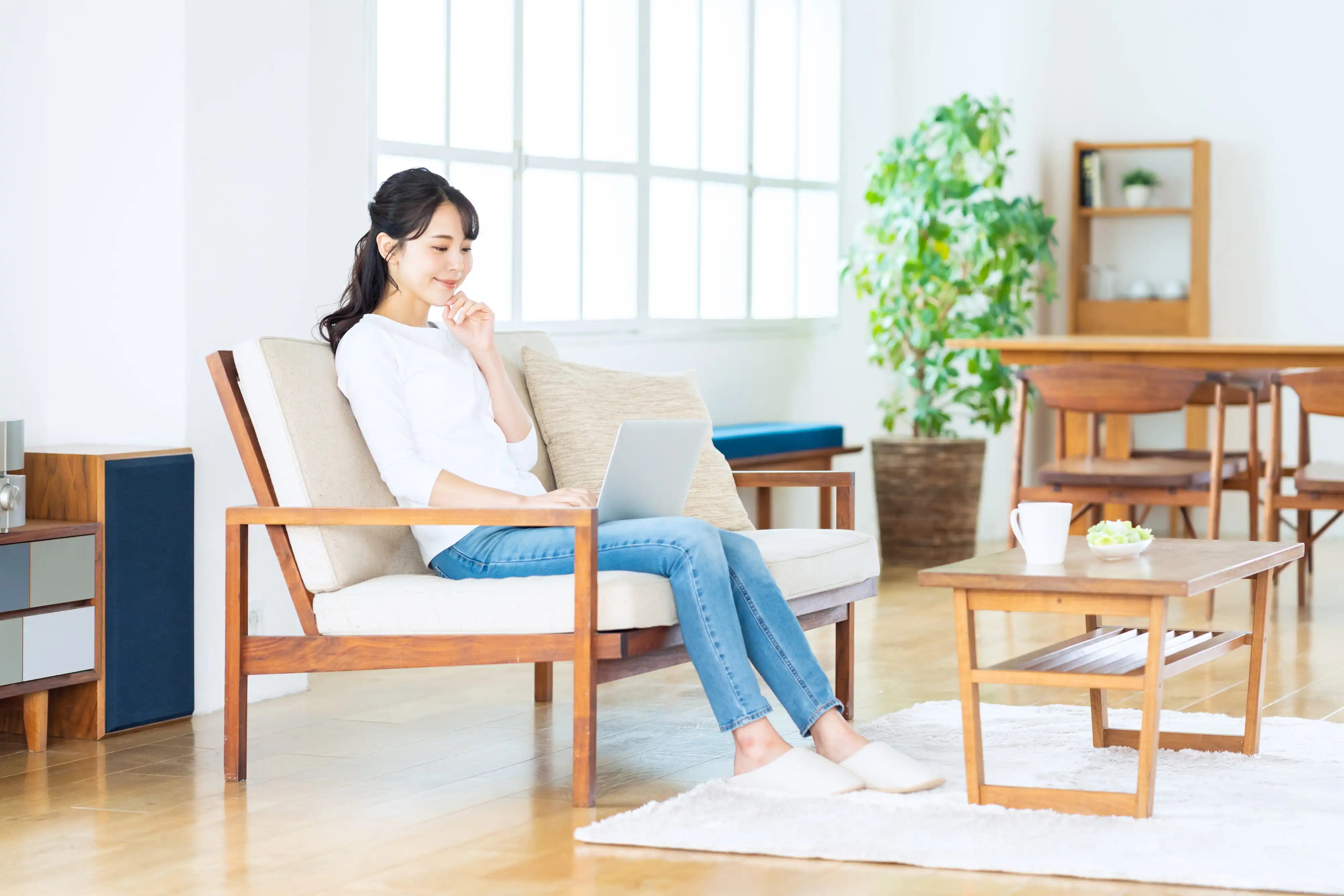 自宅でパソコンを操作している女性