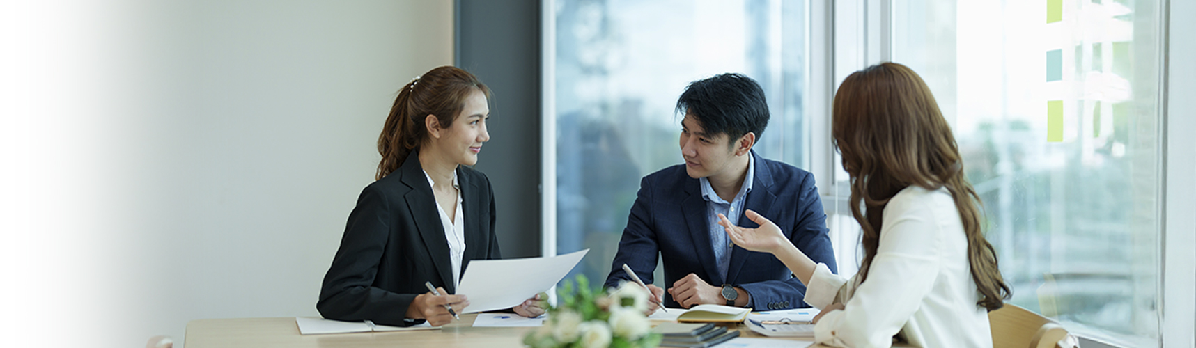 外務専門職とは